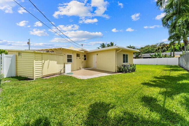 Building Photo - 7531 Edgewater Cir