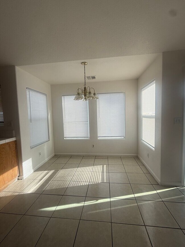 Building Photo - Move-in Ready!