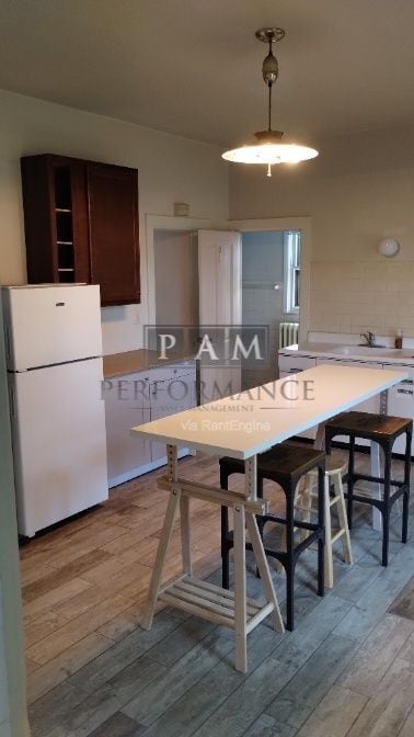 Building Photo - 919 E Brady St