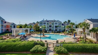 Building Photo - 1 Bedroom 1 Bath Condo in Southampton Poin...