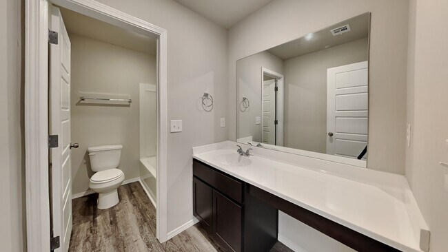 Building Photo - Very Nice and Spacious 4 Bedroom Home in Mustang Schools