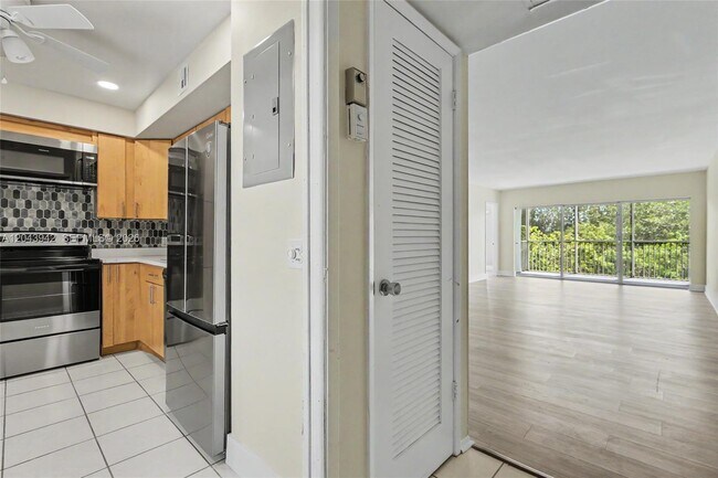 Building Photo - 3250 N Palm Aire Dr