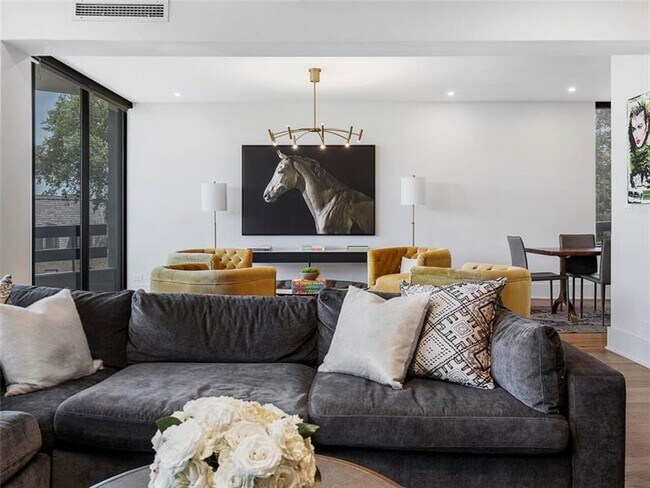 Building Photo - 2660 Peachtree Rd NW