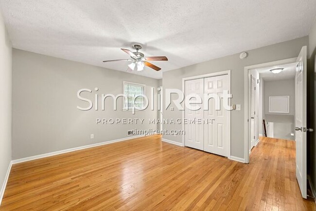 Building Photo - Renovated 3 Bed/ 2 Bath - 1st month free w...