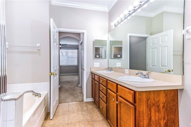 Building Photo - Gated Community Townhome 3br/2.5ba/2 Car G...