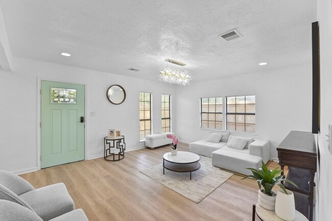 Building Photo - BEAUTIFUL HOME IN HOUSTON. MOVE IN READY!.