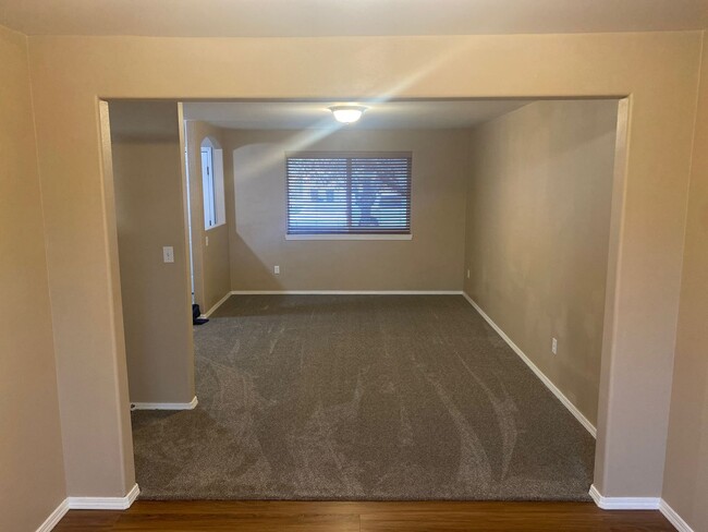 Building Photo - 4 bedroom Sw Redmond home!