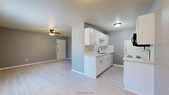 Building Photo - 1524 Pine Ridge Dr