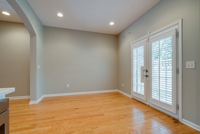 Building Photo - 3 Bed 2.5 Bath Gorgeous Townhome, Availabl...