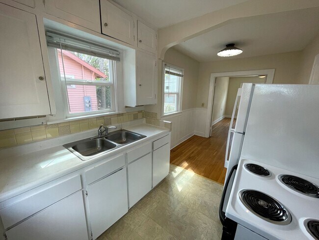 Building Photo - Vintage 1 Bedroom with Hardwood Floors, Close-In Location