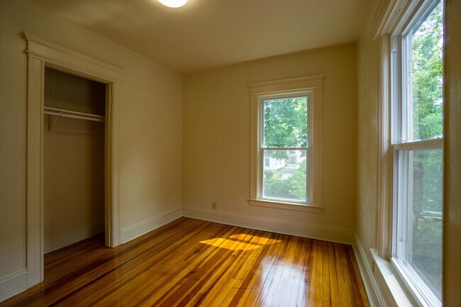 Building Photo - Newly Renovated 3 Bedroom -3 Blocks From C...