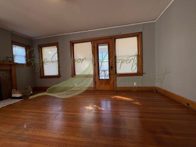 Building Photo - ORIGINAL HARDWOOD FLOORS! 1/2 MONTH OF FRE...