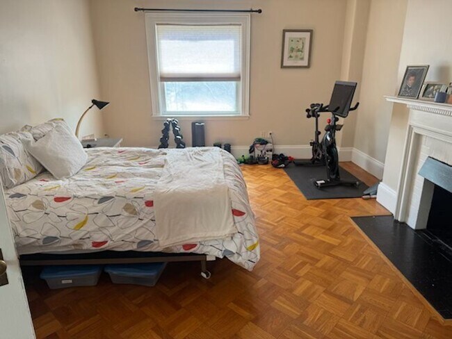 Building Photo - Charming 3 Bedroom