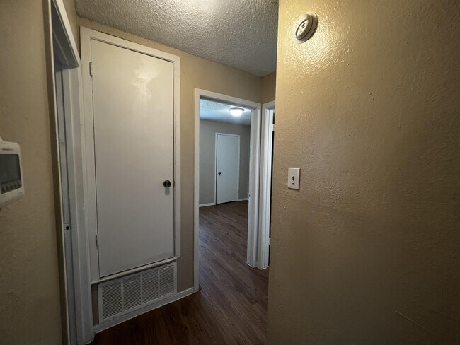 Building Photo - 9806 Roxanna Dr