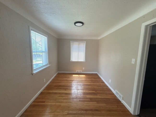 Building Photo - Renovated 3-Bedroom Home – We Welcome Sect...