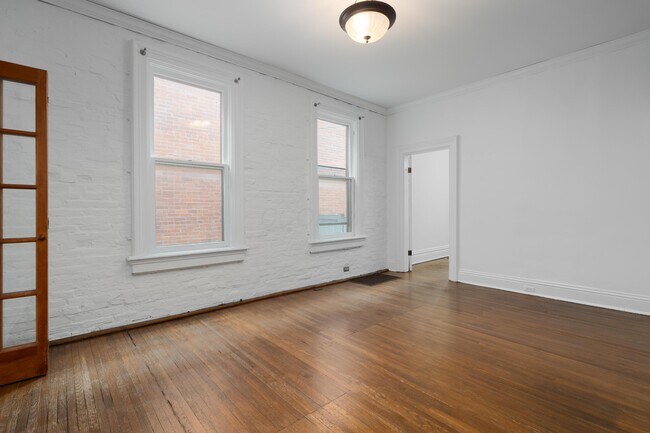 Building Photo - 302 E Sycamore St