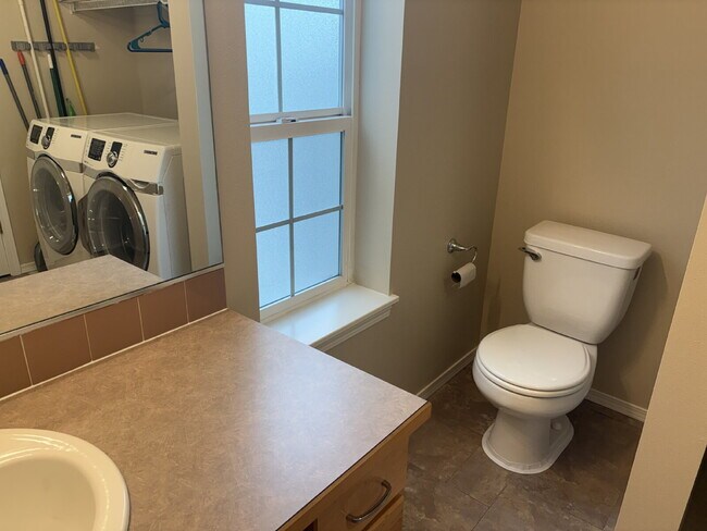 Building Photo - Bright, Spacious Townhome with Stylish Upgrades in Pinehurst/Roosevelt