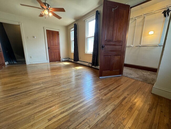 Building Photo - THREE BEDROOM/ONE BATH TWIN