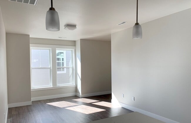 Building Photo - High End, 1 Bedroom Apartment