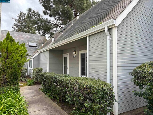 Building Photo - 1602 Somerset Pl