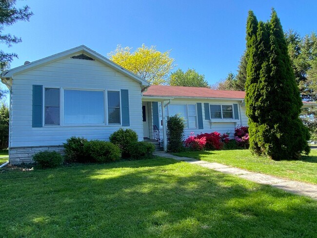 Building Photo - Bright & Breezy 3BR Ranch Ulster Park