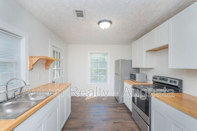 Building Photo - 2524 Rhodes Dr