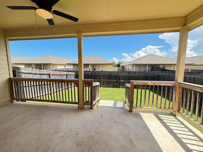 Building Photo - Luxury Duplex in Seguin with 3-bed, 2-bath...