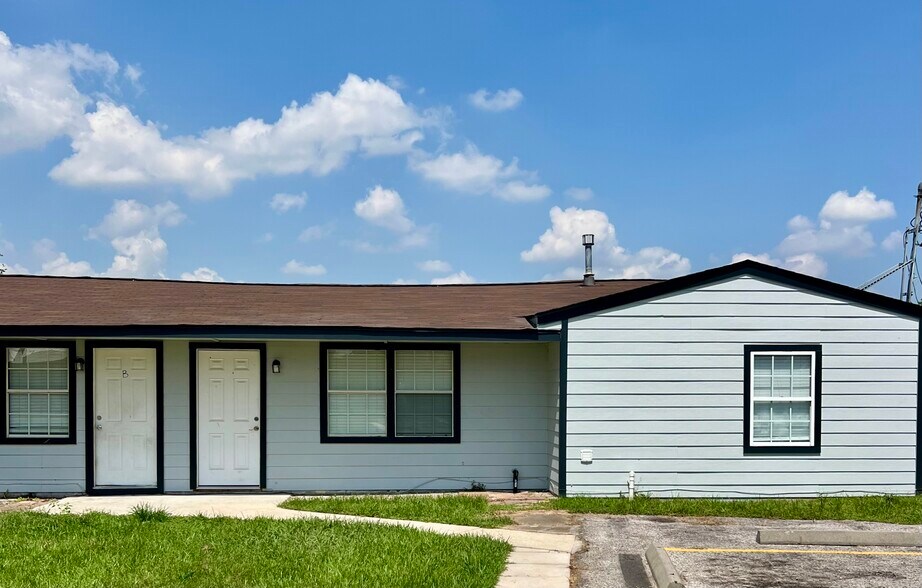 Building Photo - 1266 Dove St