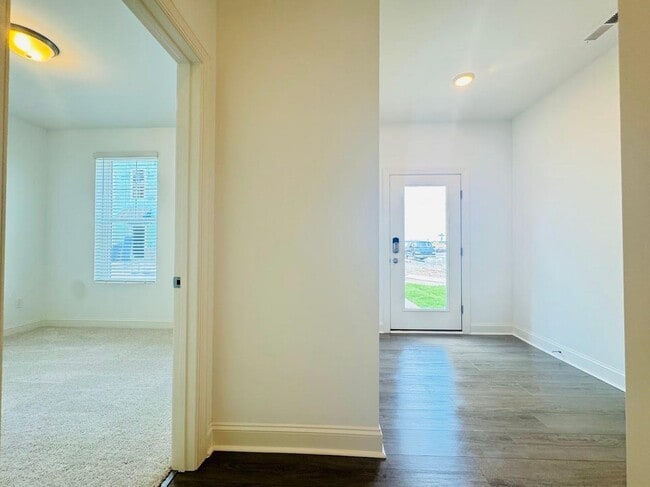 Building Photo - 4 Bedroom Townhome 2 Car garage - Wake Forest
