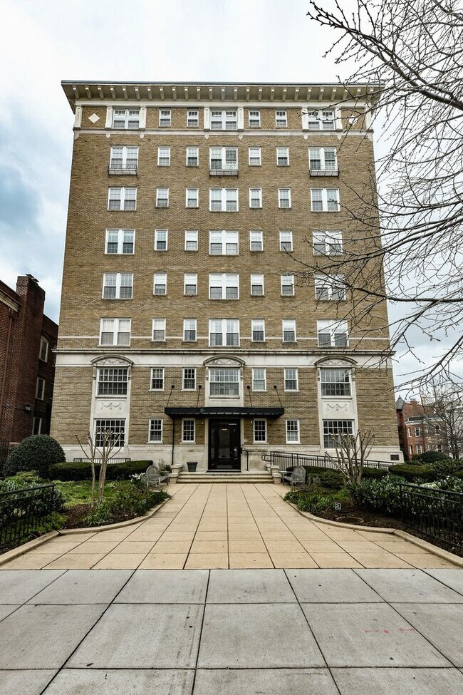 Building Photo - Luxury Two Bedroom near DuPont + Parking