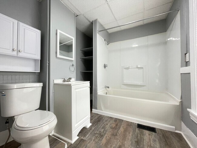 Building Photo - 421 Spruce St