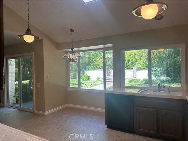 Building Photo - 20639 Círculo Loma