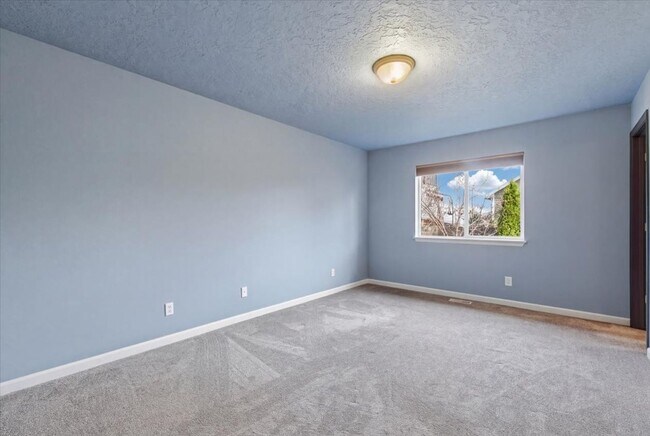 Building Photo - 3 Bedroom, 2 Bath, with 2 Car Garage Located on the Central Bench Rim