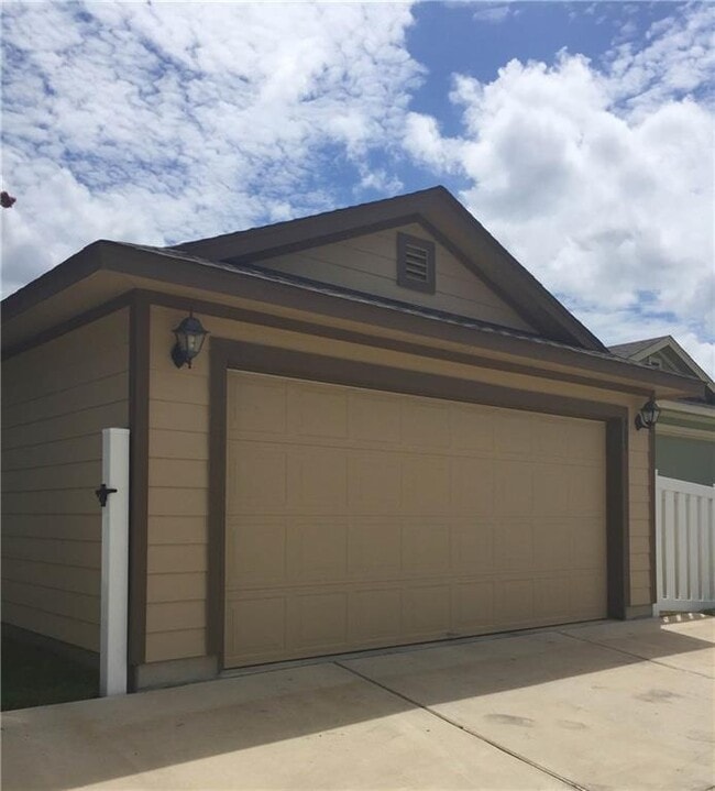 Building Photo - 905 Alamo Plaza Dr