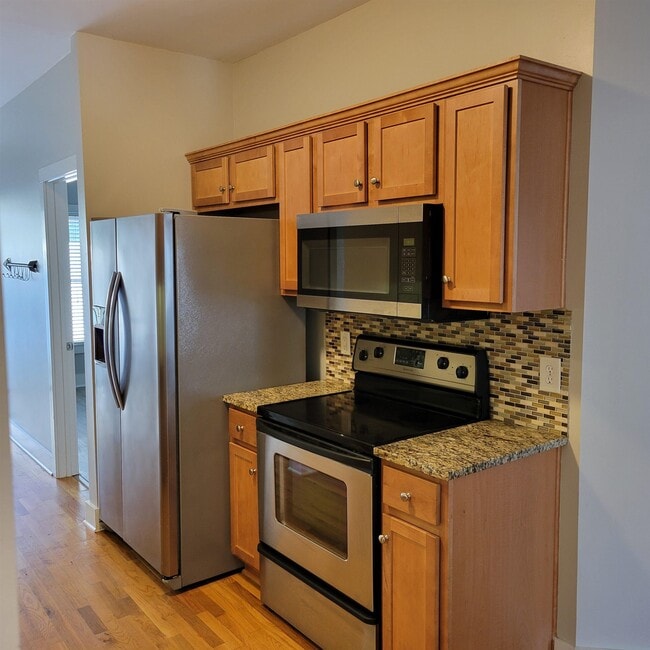 Building Photo - 1111 Surrey Ln