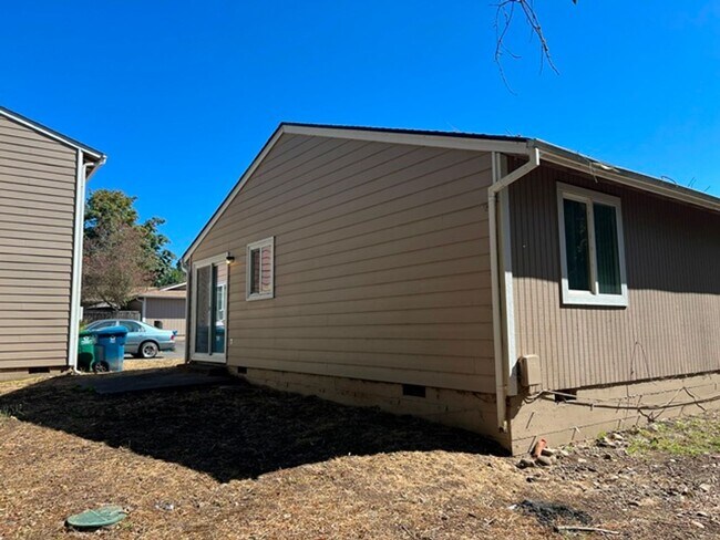 Building Photo - 1274 E Santiam St