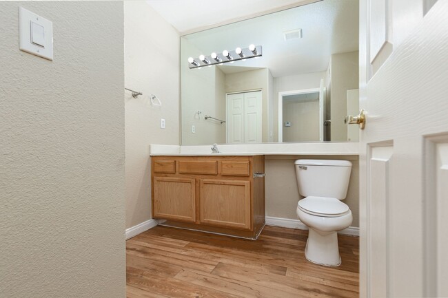 Building Photo - 2 bedroom in gated community with pool/spa...