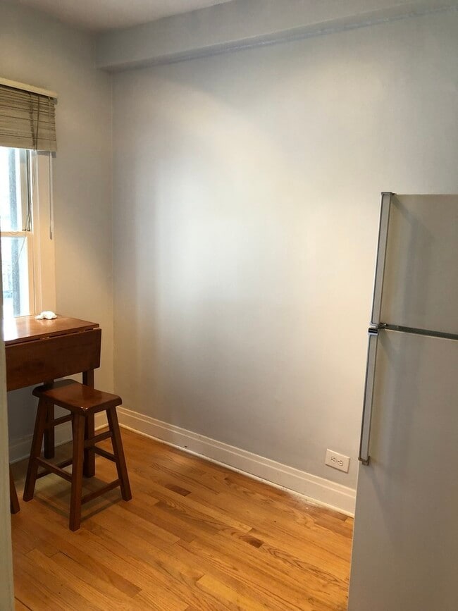 Building Photo - 2324 N Lincoln Park W