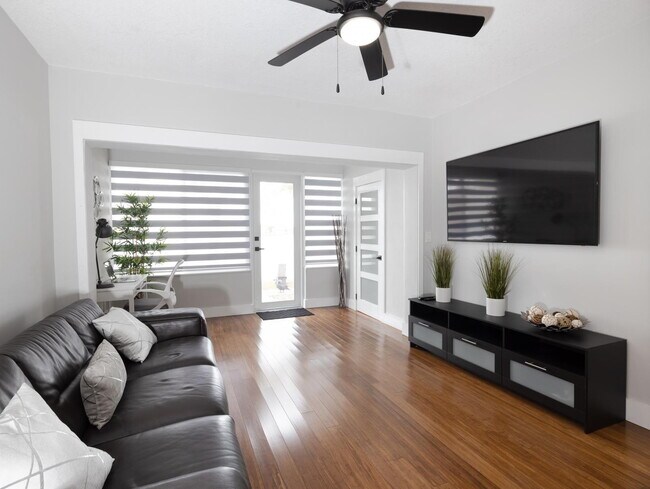 Building Photo - Fully Remodeled & Furnished 1 Bedroom Condo