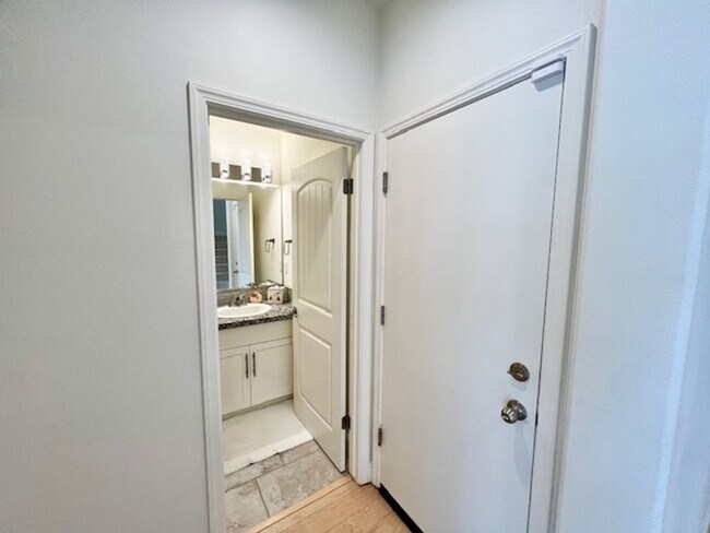 Building Photo - Beautiful 4 Bedroom Home in Clovis!