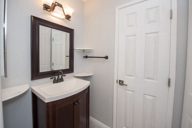 Building Photo - Huntington Beach Townhome