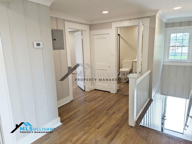 Building Photo - 229 W Elm St