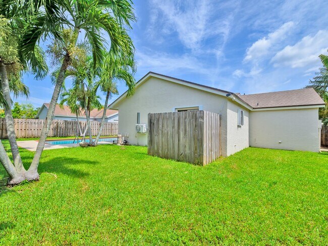 Building Photo - 16742 Royal Poinciana Dr