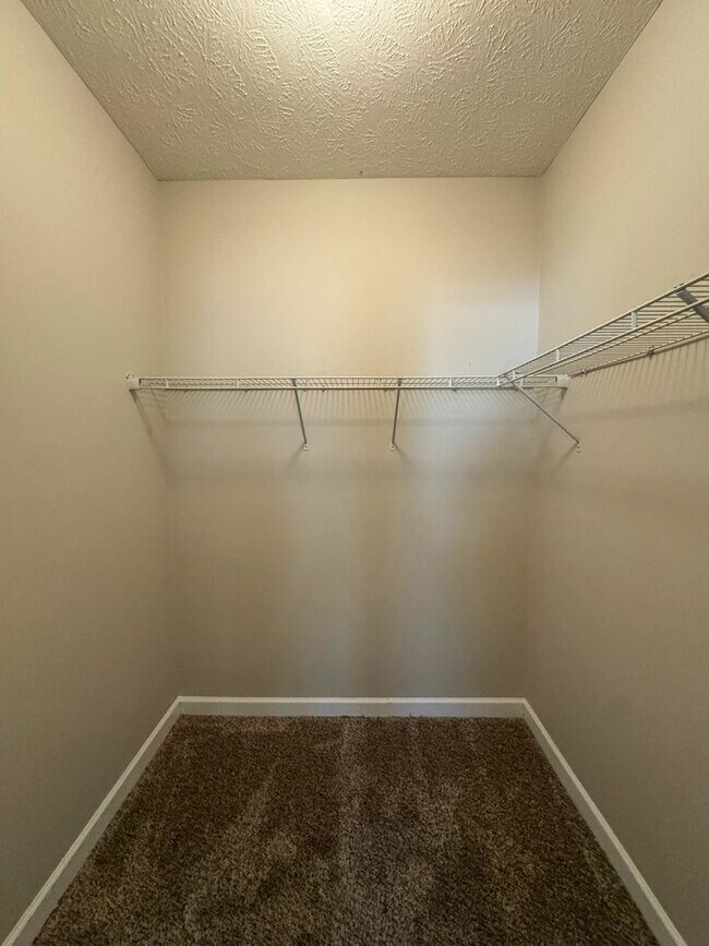 Building Photo - Beautiful 5 Bed 2.5 Bath Home with Main Level Primary Bedroom