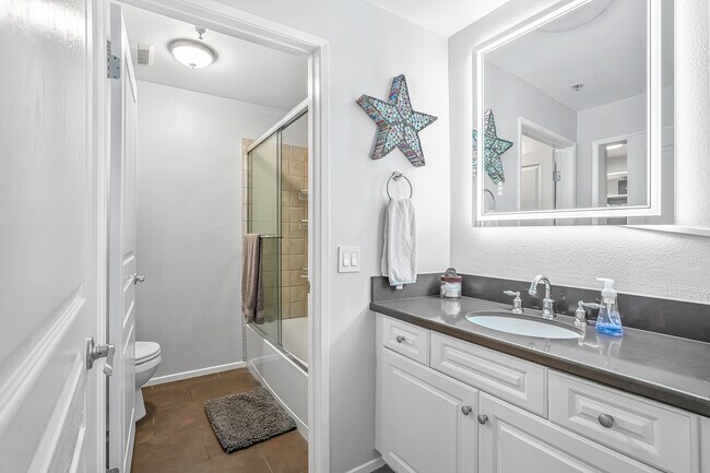 En-suite Bathroom - 7320 Hawthorn Ave