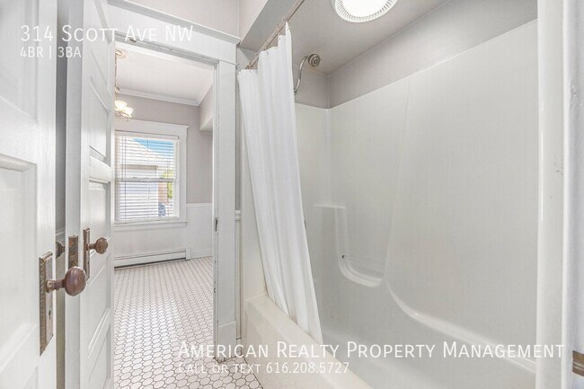 Building Photo - 314 Scott Ave NW