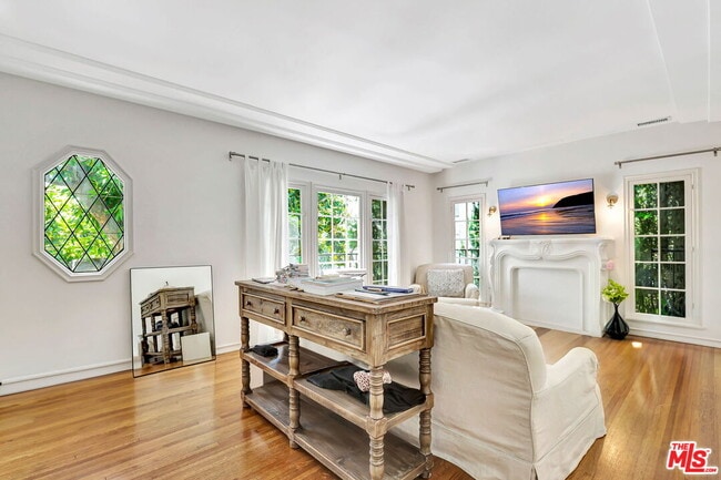 Building Photo - 361 1/2 S Doheny Dr