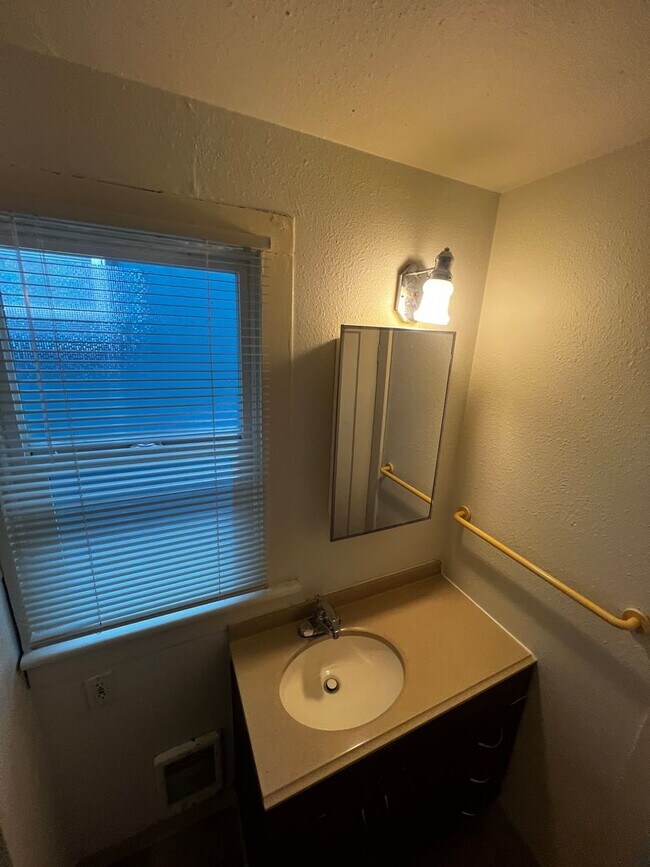 Building Photo - Spacious 4-Bedroom Home in an Excellent Location Near Parks, Shopping & the Fairgrounds