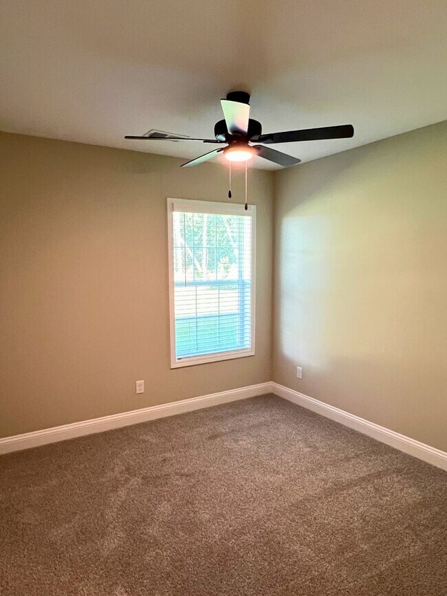 Building Photo - 3/2 fenced in yard & access to amenities!!
