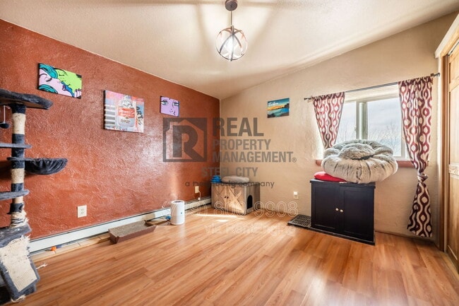 Building Photo - 531 E Milt Dr